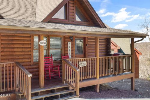 427 Big Bear Way, Pigeon Forge, TN, 37863-6232 | Card Image
