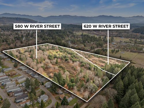 580 W River St, Cave Junction, OR, 97523-9504 | Card Image