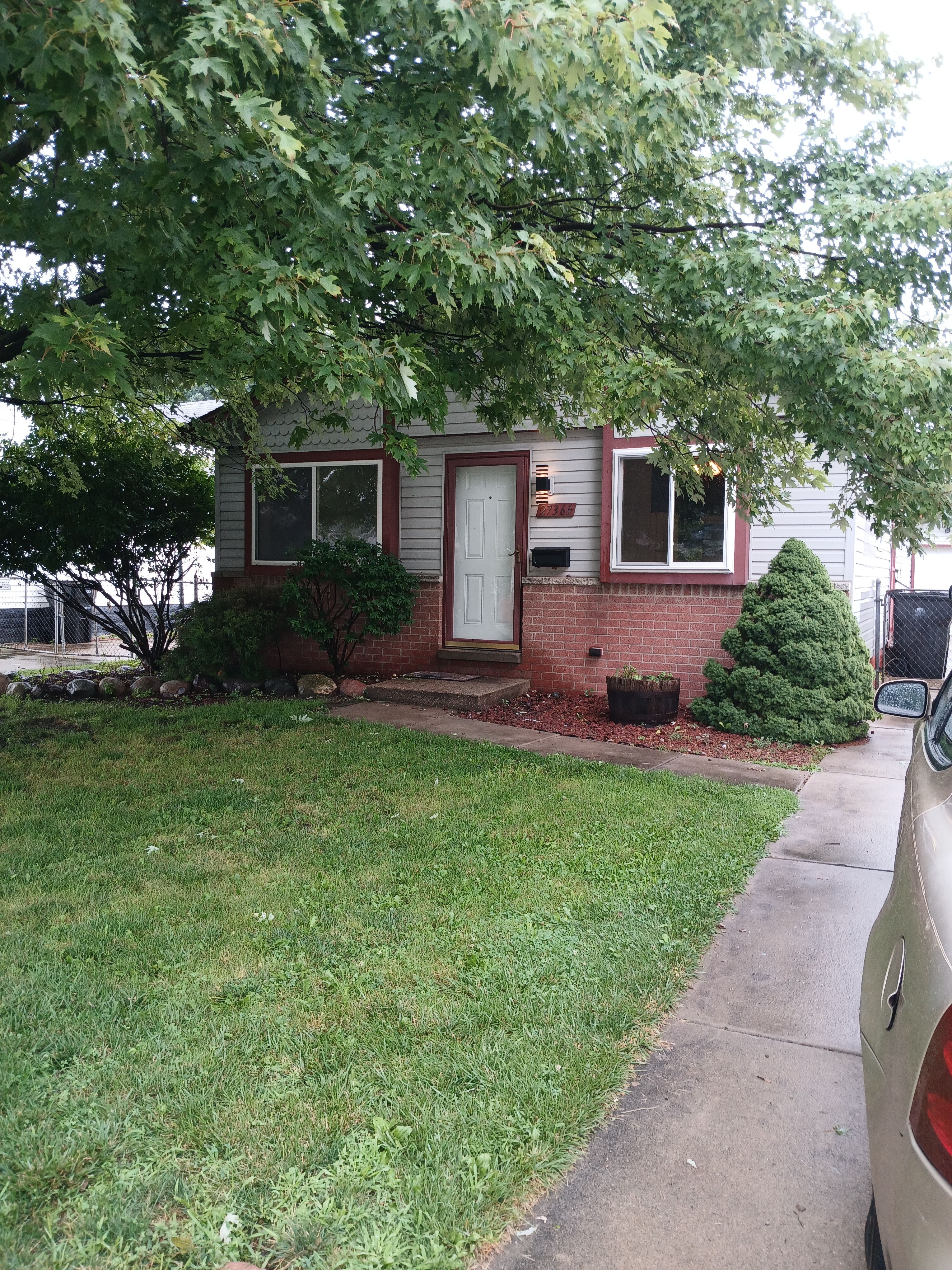 Elmhurst St, Roseville, MI 48066