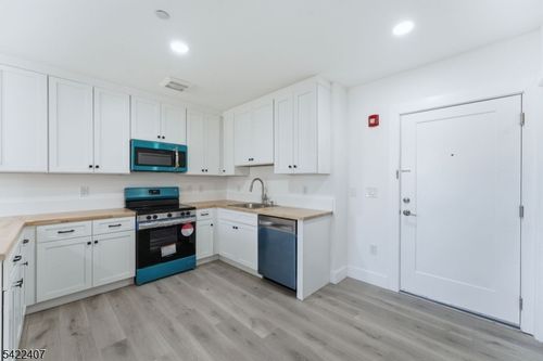 b409-95 Shepherds Ln, Totowa, NJ, 07512-2130 | Card Image