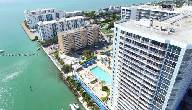 APT-1622 - 7601 E Treasure Dr, Condo with 2 bedrooms, 2 bathrooms and null parking in North Bay Village FL | Image 4