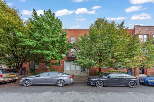 31 47th St, Astoria, NY, 11103-1652 | Card Image