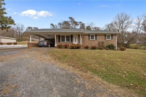 134 N Park Dr, Jonesville, NC, 28642-2635 | Card Image