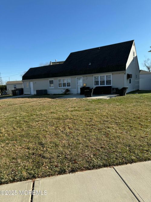 987 Woodgate Ave, Long Branch, NJ, 07740-4633 | Card Image