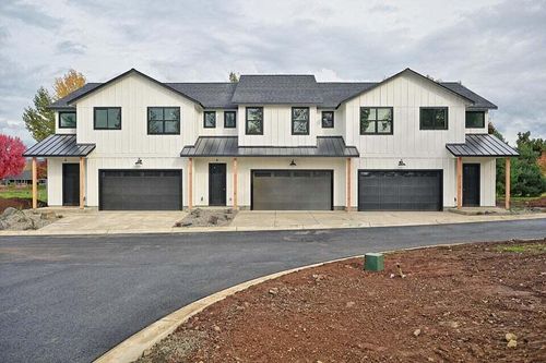 202 Bogey Lane, Eagle Point, OR, 97524 | Card Image