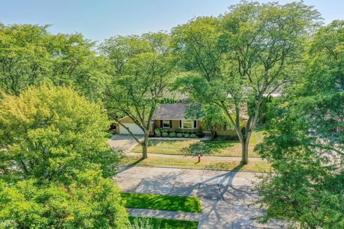 15 N Edgewood Dr, Grosse Pointe Shores, MI, 48236-1225 | Card Image