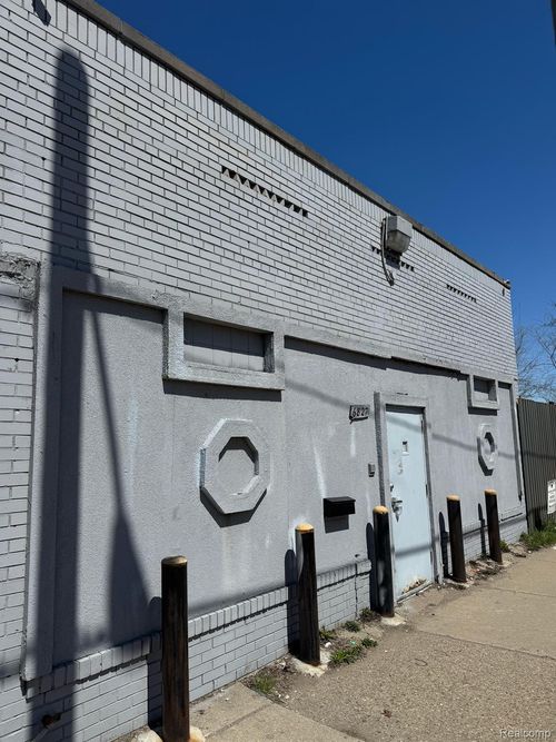 6827 E 7 Mile Rd, Detroit, MI, 48234-3060 | Card Image