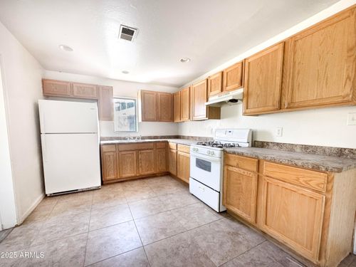2134 E Oak St, Phoenix, AZ, 85006-2050 | Card Image