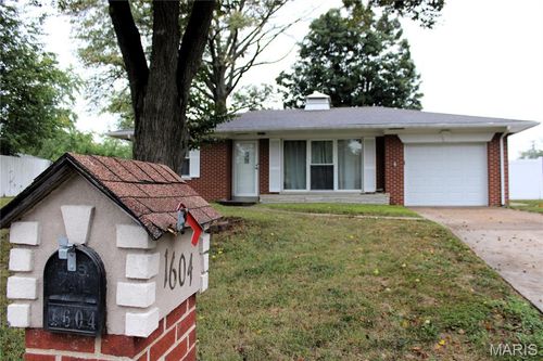 1604 Menard Dr, Belleville, IL, 62220-3046 | Card Image
