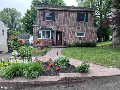 911 Hilton Ave, FEASTERVILLE TREVOSE, PA, 19053-3510 | Card Image