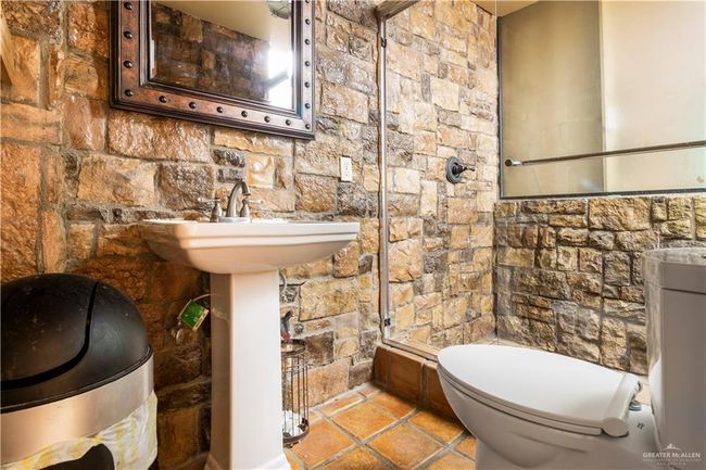 Bathroom with toilet and a shower | Image 20