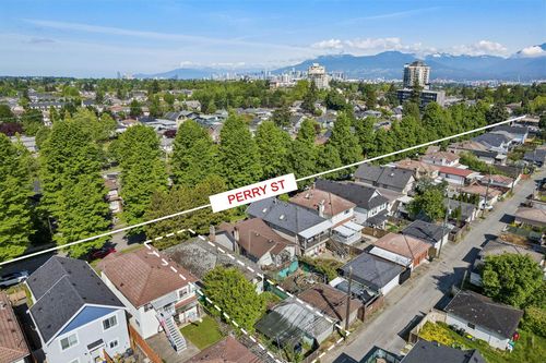 4420 Perry Street, Vancouver, BC, V5N3X5 | Card Image