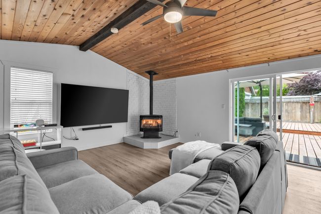 12033 261 St, House other with 4 bedrooms, 3 bathrooms and 8 parking in Maple Ridge BC | Image 14