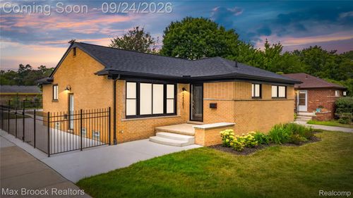 24201 Oneida St, Oak Park, MI, 48237-1749 | Card Image