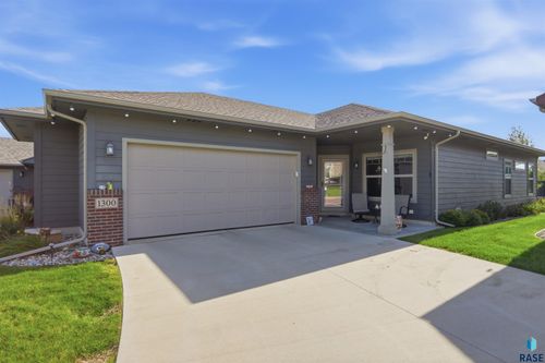 1300 S President Ct Court, Sioux Falls, SD, 56106-5845 | Card Image