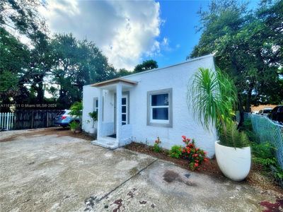 870 Nw 100th St, House other with 3 bedrooms, 1 bathrooms and null parking in Miami FL | Image 2