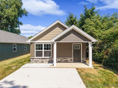 420 Myrtle St, Jeffersonville, IN, 47130-6337 | Card Image