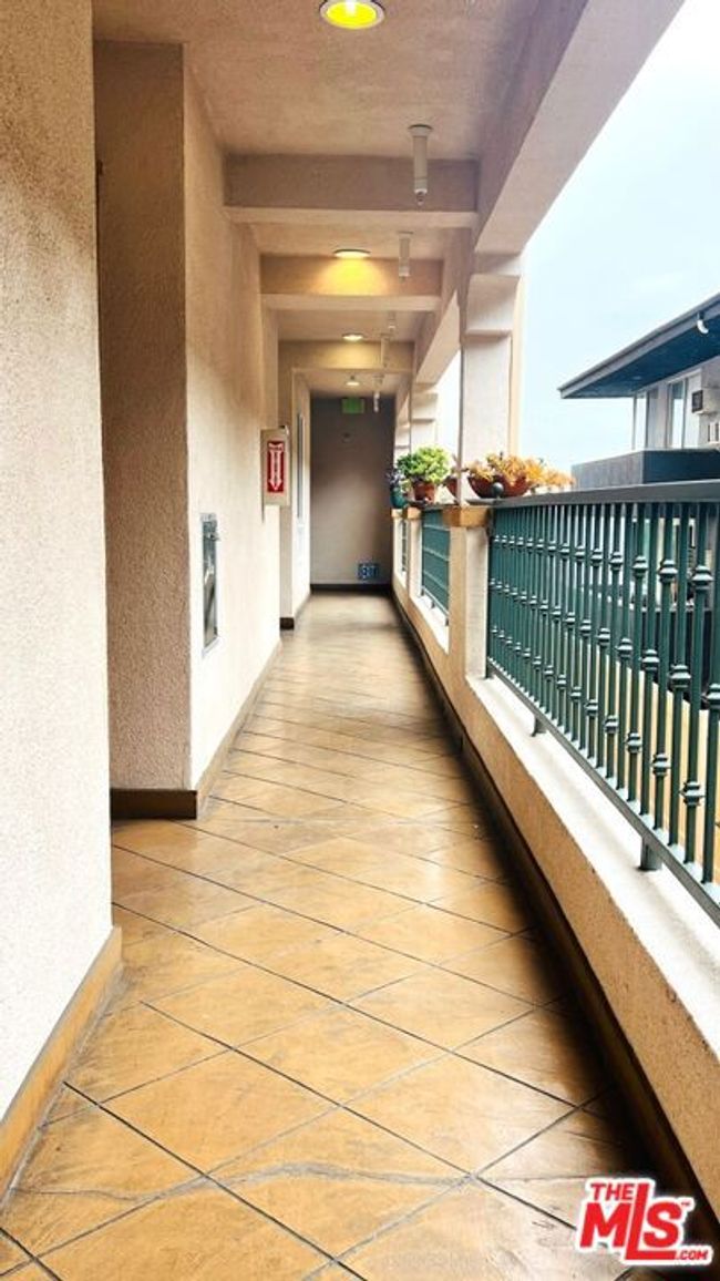 APT-203 - 5633 Carlton Way, Condo with 2 bedrooms, 3 bathrooms and null parking in Hollywood CA | Image 12