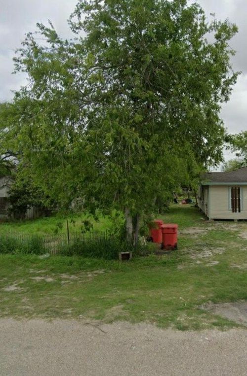 537 W Avenue D, Robstown, TX, 78380-2925 | Card Image