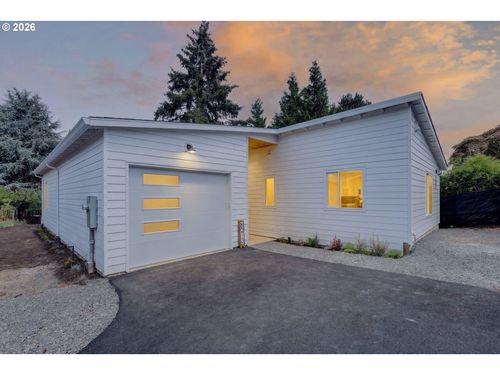 8213 N Swenson St, Portland, OR, 97203-1221 | Card Image