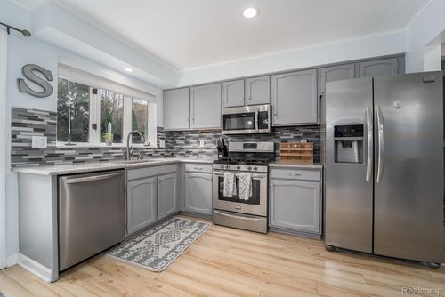 3463 Leewood Dr, Lake Orion, MI, 48360-1614 | Card Image