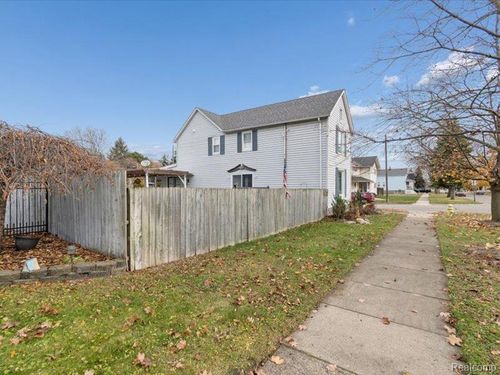 404 Pine St, Wyandotte, MI, 48192-6238 | Card Image