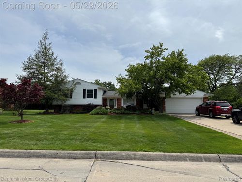 18769 Walmer Ln, Beverly Hills, MI, 48025-5252 | Card Image
