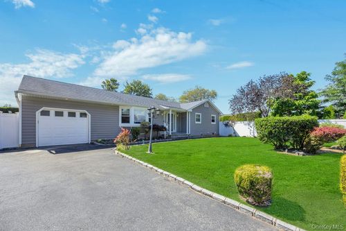38 Beach St, West Islip, NY, 11795-3207 | Card Image