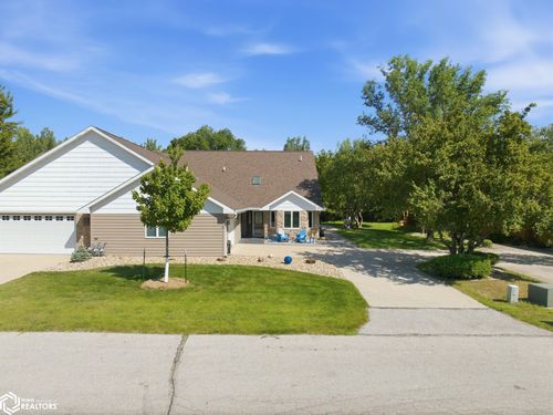 2010 Hunters Ridge Dr, Mason City, IA, 50401-7500 | Card Image