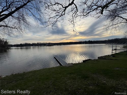 10091 Graham Dr, Clarkston, MI, 48348-2421 | Card Image