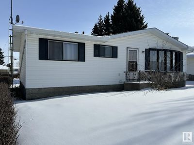 4805 52 St, House other with 3 bedrooms, 2 bathrooms and null parking in Smoky Lake AB | Image 2