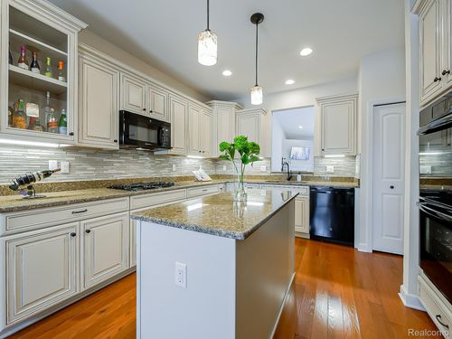 7212 Berry Fld, West Bloomfield, MI, 48322-2787 | Card Image