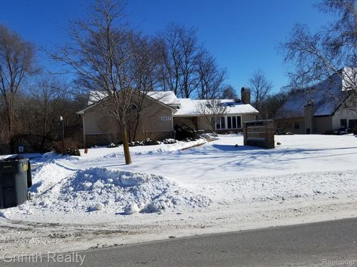 200300600-7077 Fieldcrest Dr, Brighton, MI, 48116-8553 | Card Image