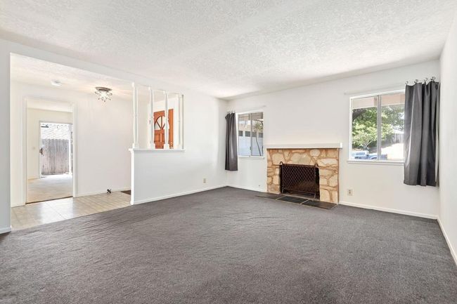 4-web-or-mls-04 - Living Room | Image 4