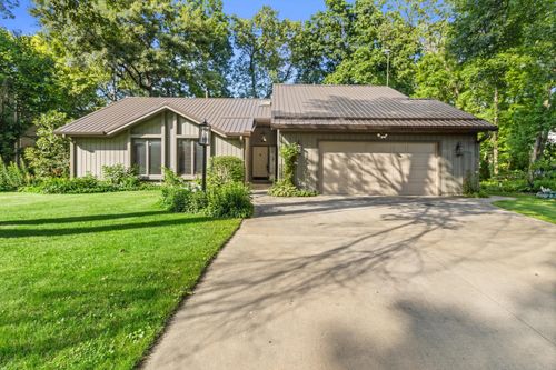 4206 Fox Hills Dr, Janesville, WI, 53546-8884 | Card Image