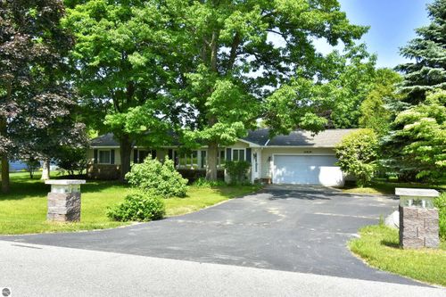 12829 S Roseland Dr, Traverse City, MI, 49684-5347 | Card Image