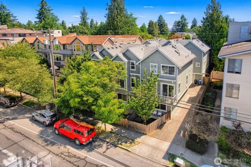 b-11212 Greenwood Ave N, Seattle, WA, 98133-7619 | Card Image