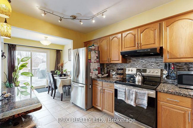 238 Royal Salisbury Way, House attached with 3 bedrooms, 2 bathrooms and 3 parking in Brampton ON | Image 7