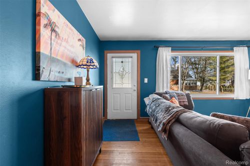 592 E Dallas Ave, Madison Heights, MI, 48071-4309 | Card Image