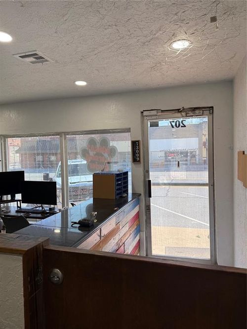 207 W Main St, Binger, OK, 73009-5161 | Card Image