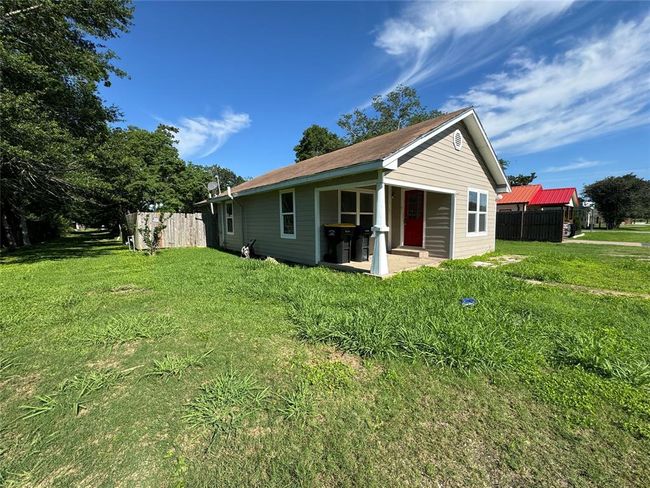 204 Galveston Avenue, House other with 3 bedrooms, 2 bathrooms and null parking in Anahuac TX | Image 2