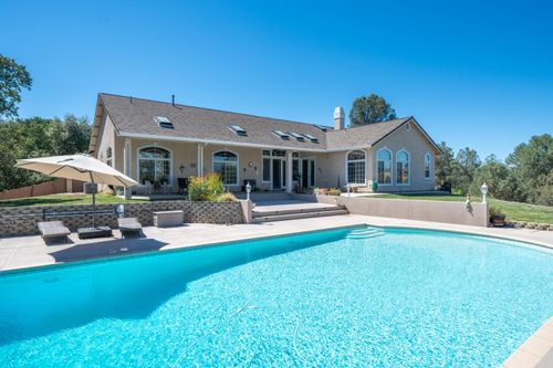 2707 Blue Bell Dr, Redding, CA, 96001-5700 | Card Image