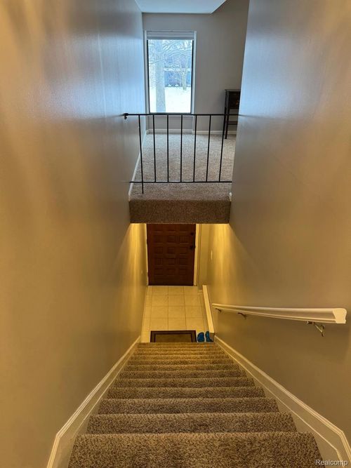 18453 University Park Dr, Livonia, MI, 48152-2629 | Card Image