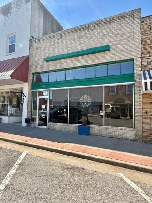125 S Madison Avenue, Aurora, MO, 65605 | Card Image
