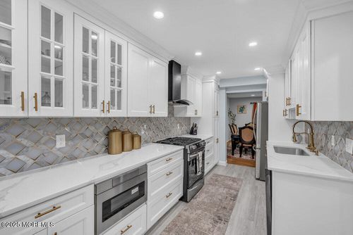 28 Hawthorn Dr, Edison, NJ, 08820-1449 | Card Image