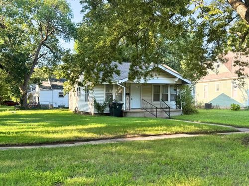 902 E 8th St, Newton, KS, 67114-2828 | Card Image