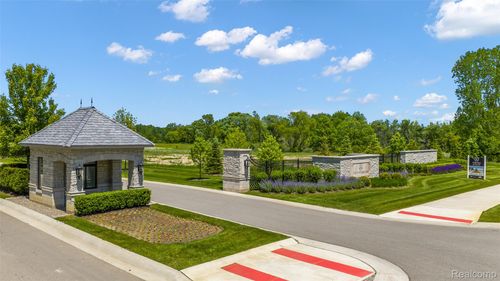 1584 Vista Dr, Oakland, MI, 48363-2755 | Card Image