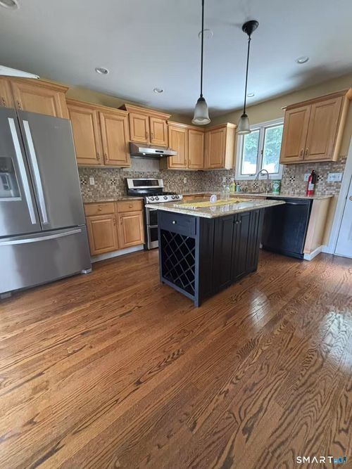 36 Nicholas Ave, Greenwich, CT, 06831-4924 | Card Image