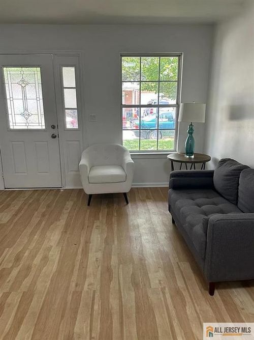 28 Delavan Ct, New Brunswick, NJ, 08901-2766 | Card Image