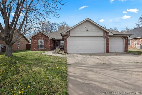 11822 N 107th East Ave, Collinsville, OK, 74021-5537 | Card Image